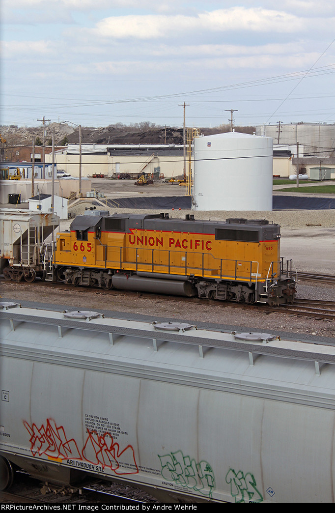 UP 665 switches the yard seen from the Hampton Avenue bridge